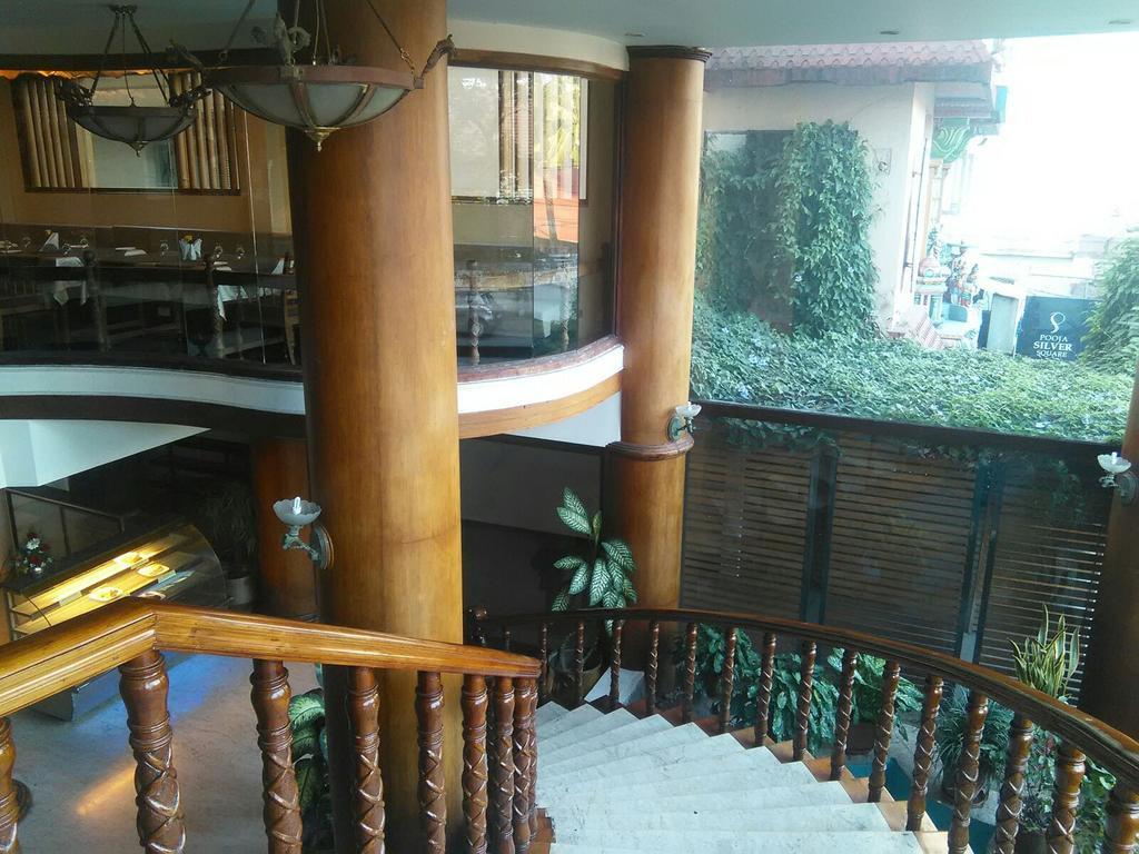 The Woods Manor Mg Road Otel Kochi Dış mekan fotoğraf