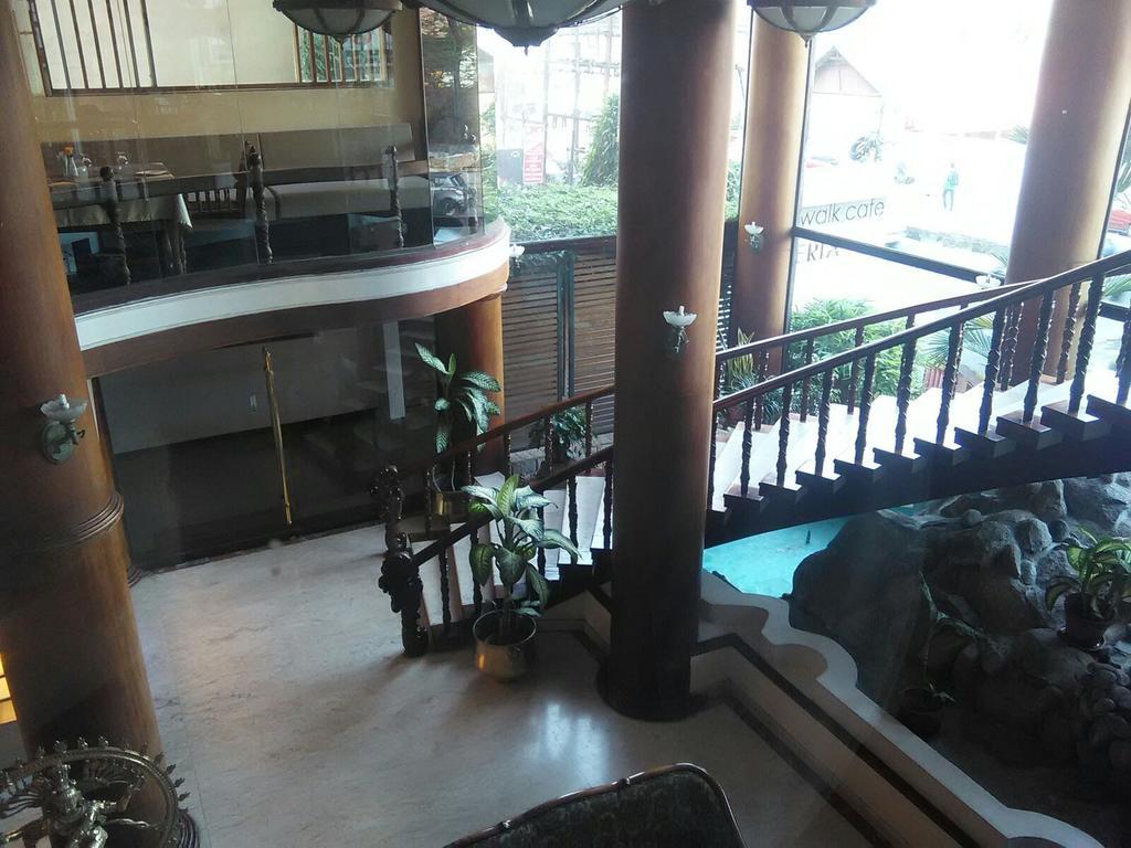 The Woods Manor Mg Road Otel Kochi Dış mekan fotoğraf