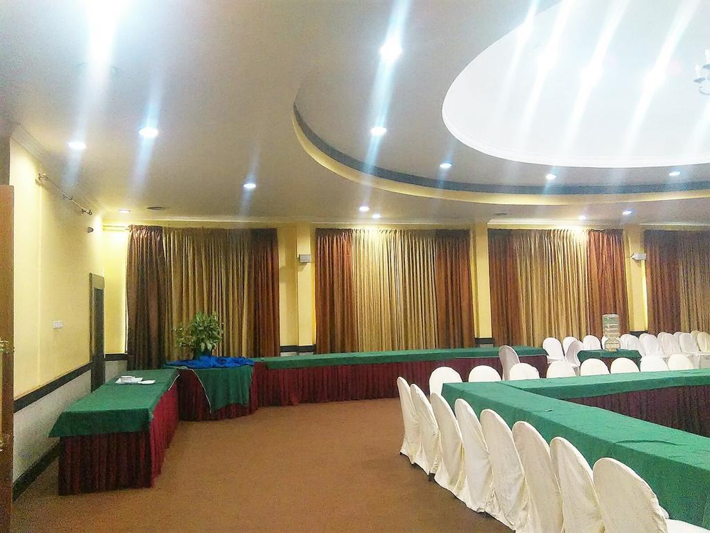 The Woods Manor Mg Road Otel Kochi Dış mekan fotoğraf