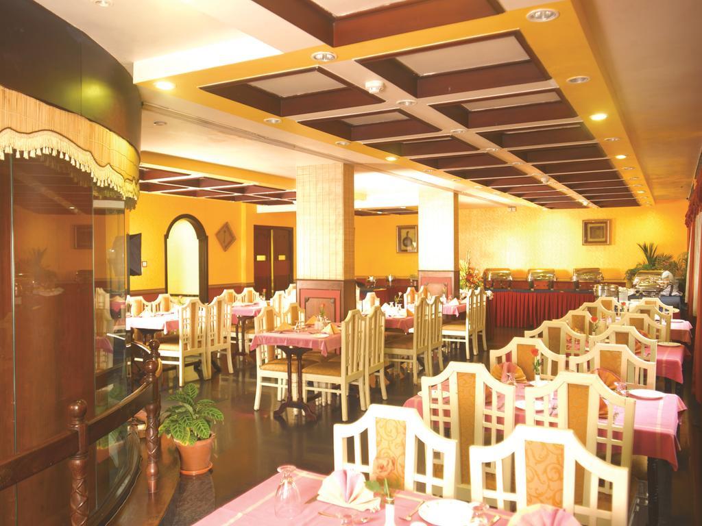 The Woods Manor Mg Road Otel Kochi Dış mekan fotoğraf