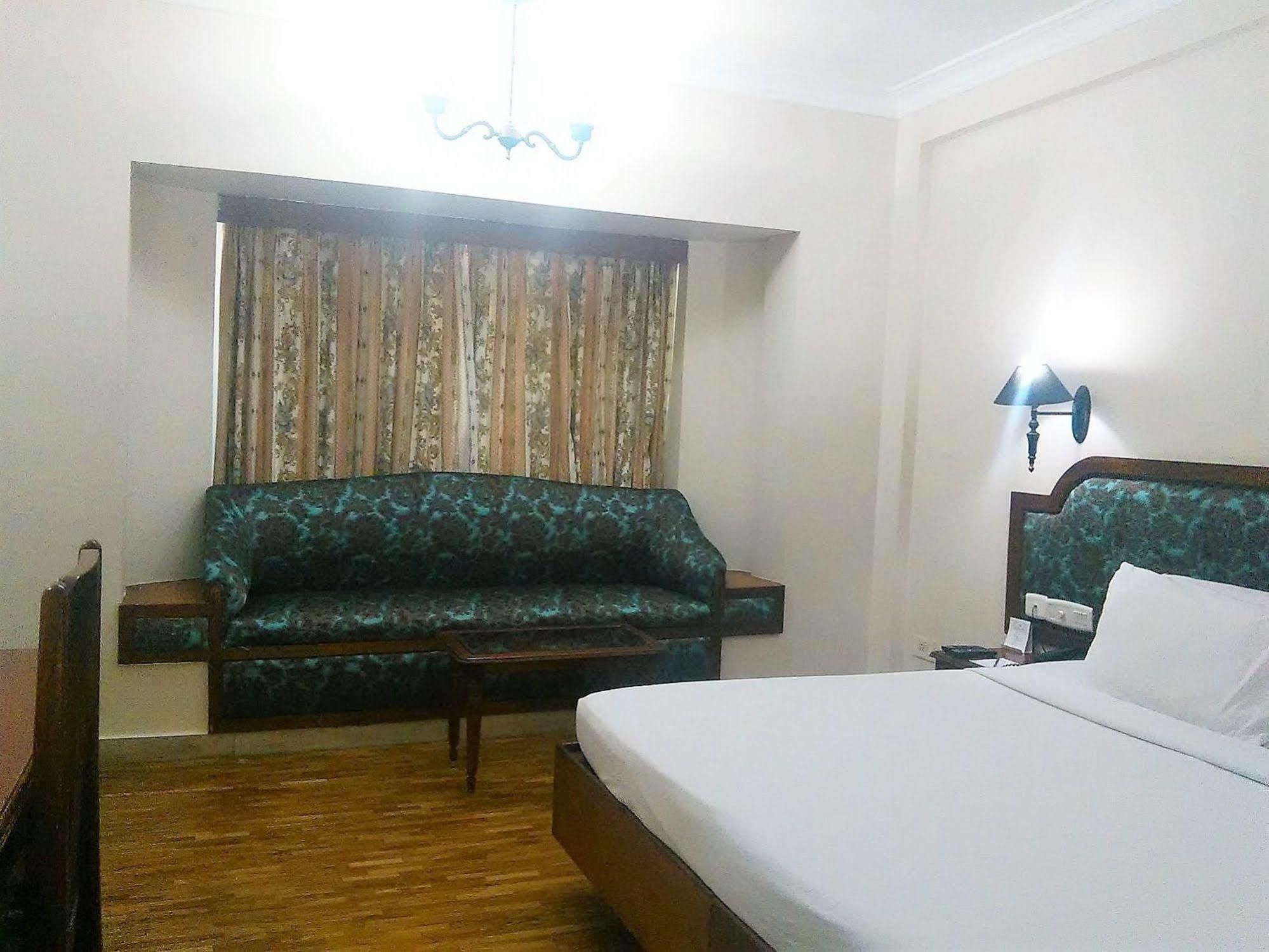 The Woods Manor Mg Road Otel Kochi Dış mekan fotoğraf