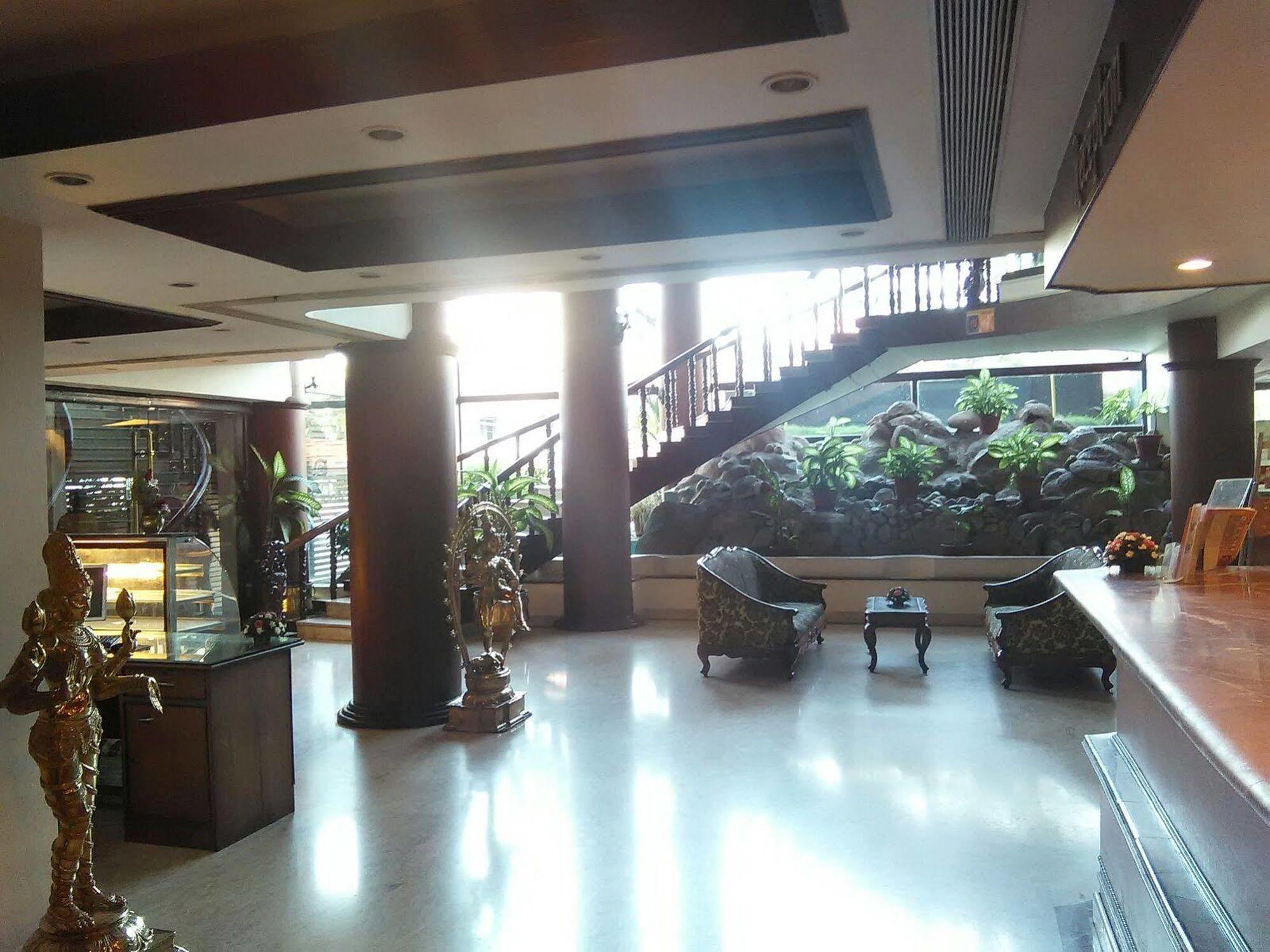 The Woods Manor Mg Road Otel Kochi Dış mekan fotoğraf
