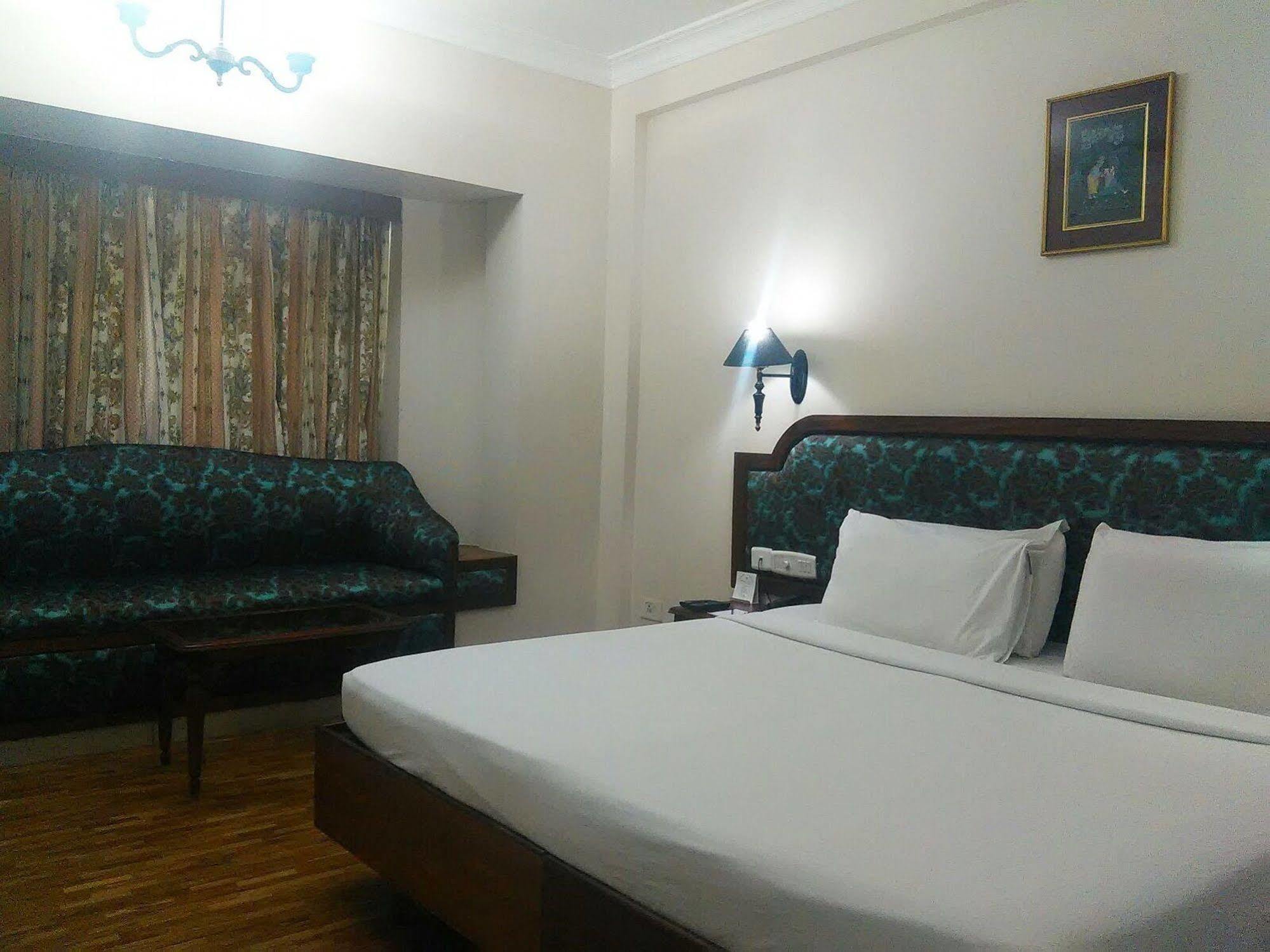 The Woods Manor Mg Road Otel Kochi Dış mekan fotoğraf