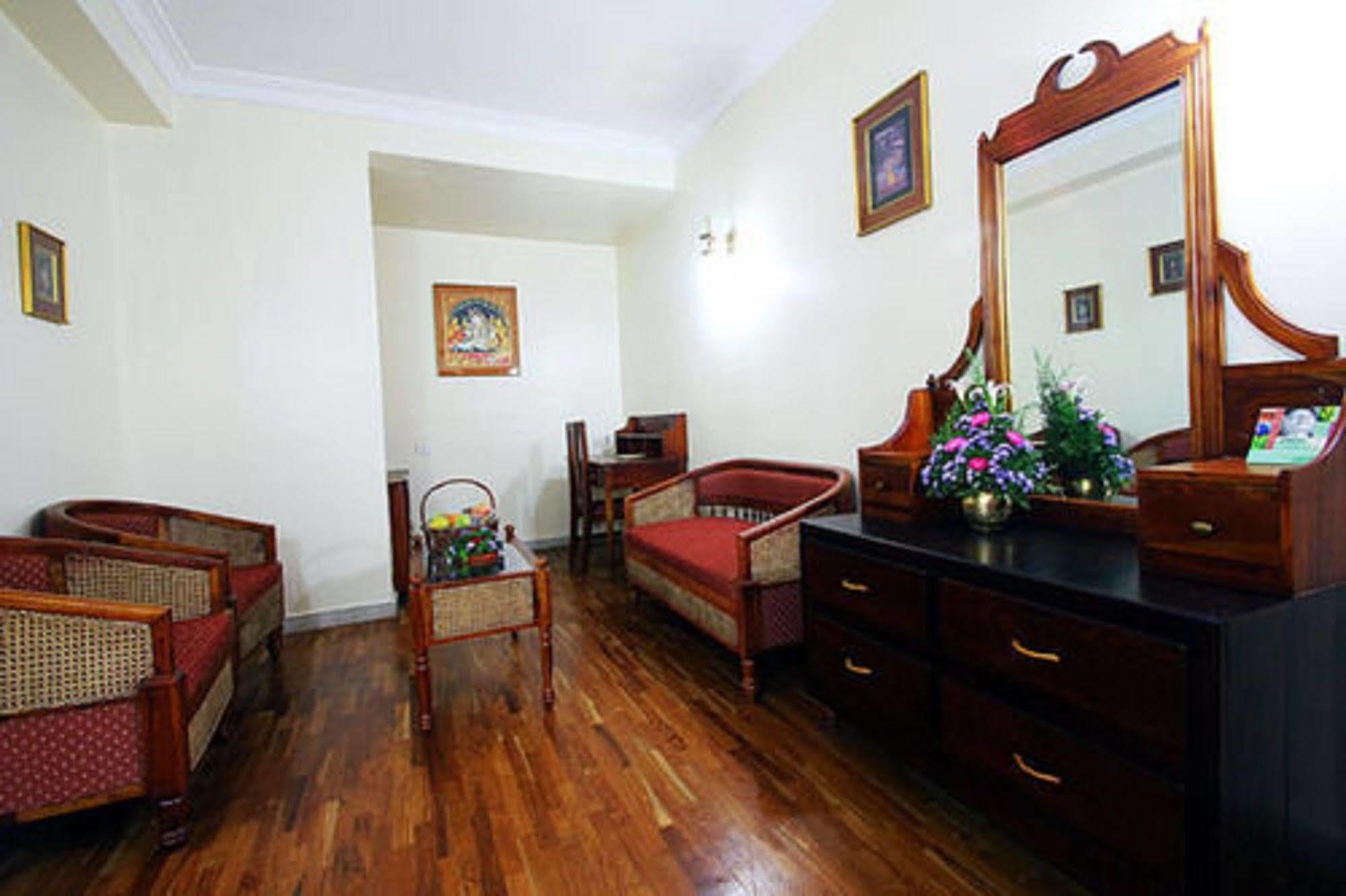 The Woods Manor Mg Road Otel Kochi Dış mekan fotoğraf