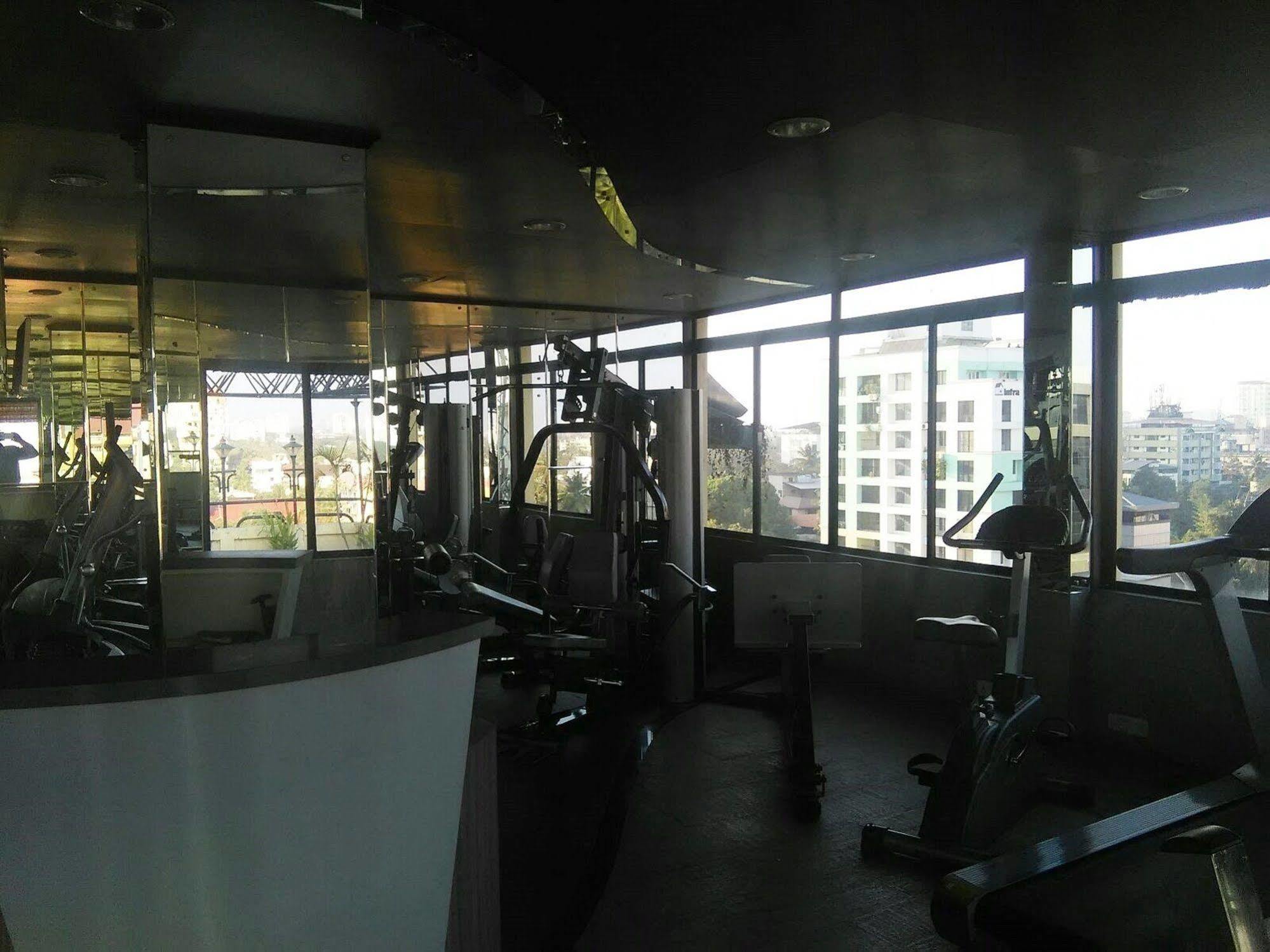 The Woods Manor Mg Road Otel Kochi Dış mekan fotoğraf